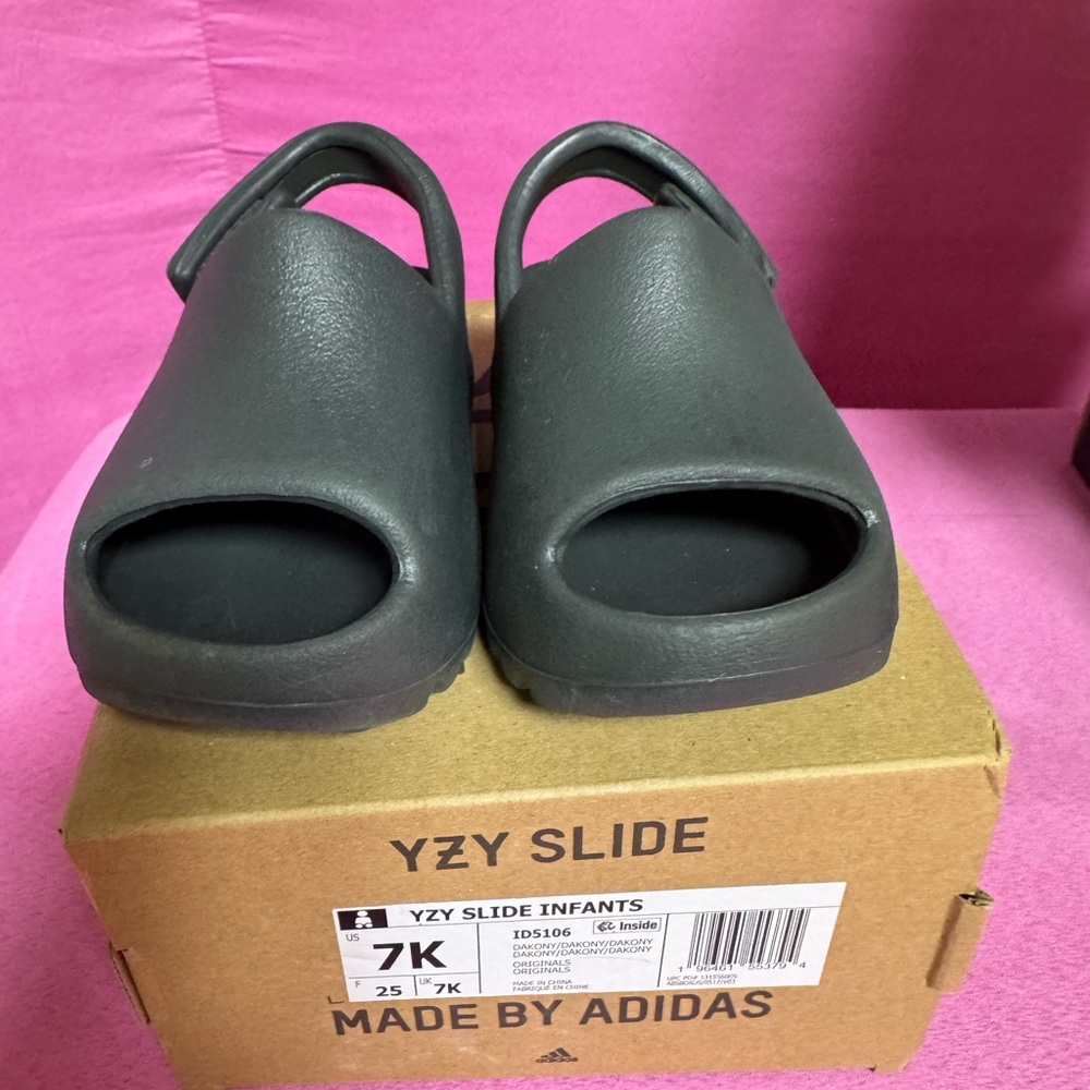 Yeezy slides 7k